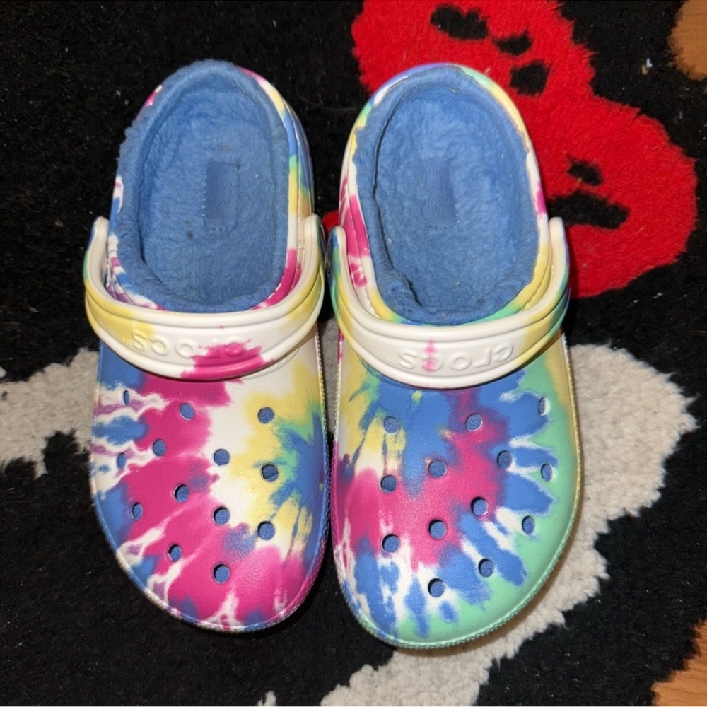 CROCS tie-dye clogs fur lined
